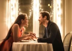 homme cherche à séduire femme repas romantique